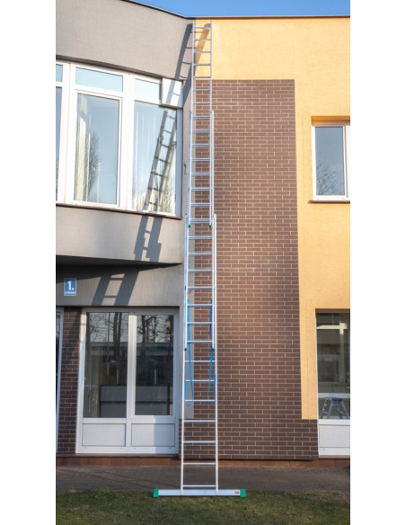 Drabina Drabex TP 4200 jako drabina przystawna przy elewacji budynku