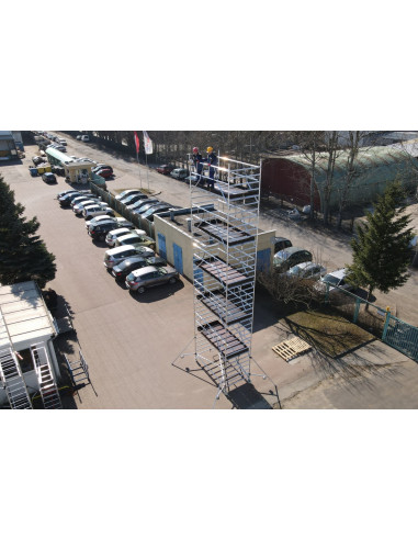 Rusztowanie aluminiowe Drabex RA 1130 SR-R rozłożone na parkingu