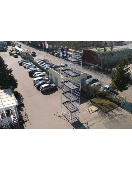 Rusztowanie aluminiowe Drabex RA 1130 SR-R rozłożone na parkingu