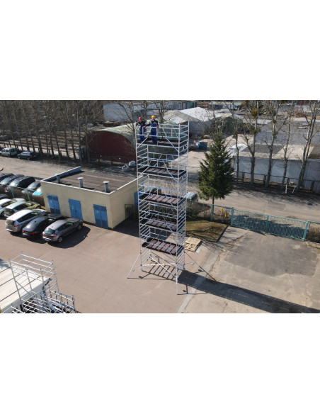 Rusztowanie aluminiowe Drabex RA 1130 SR-R rozłożone na parkingu