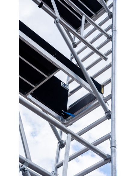 Klapa w podeście rusztowania