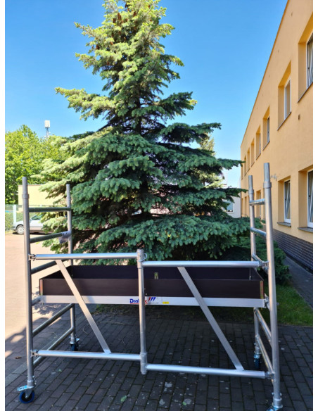 Drabex RS 1100 R przy drzewie iglastym