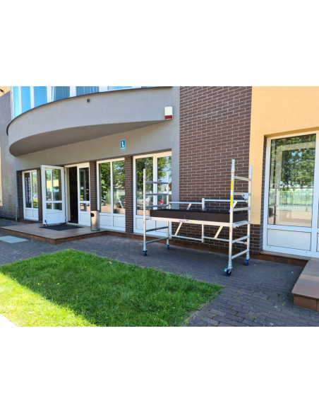 Drabex RS 1100R przy elewacji budynku