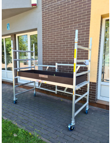 Rusztowanie jezdne Drabex RS 1100R na chodniku