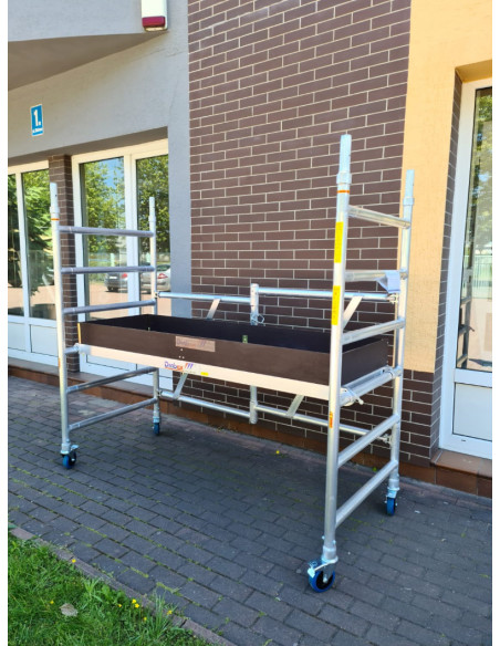 Rusztowanie jezdne Drabex RS 1100R na chodniku