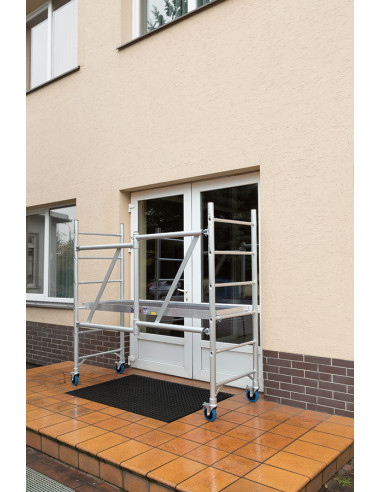 Rusztowanie jezdne Drabex RS 600 przed drzwiami