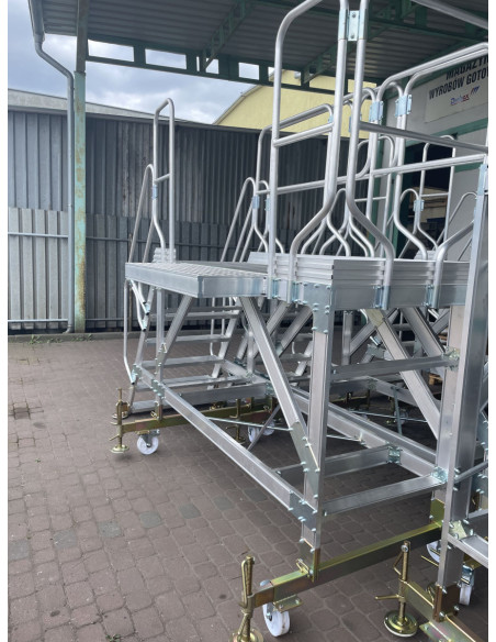 Stabilny podest roboczy z barierkami