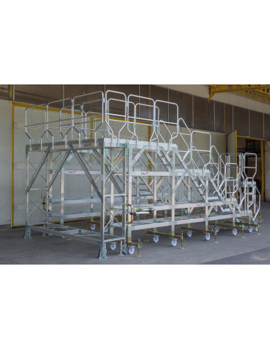 Podest roboczy ustawiony w warsztacie