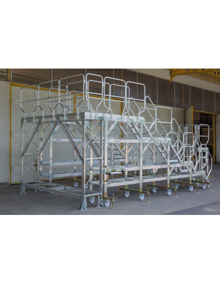 Podest roboczy ustawiony w warsztacie