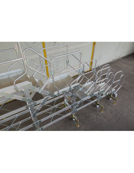 Metalowa platforma robocza z barierkami