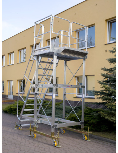 Podest serwisowy na zewnątrz budynku