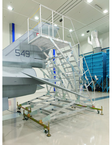 Podest serwisowy obok statecznika pionowego