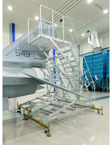 Podest serwisowy obok statecznika pionowego