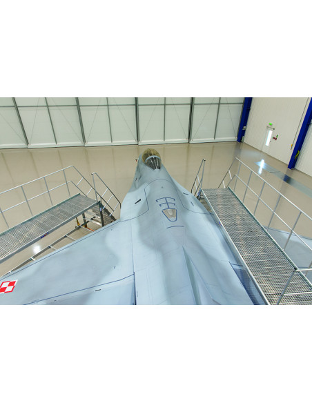 Podesty serwisowe obok odrzutowca