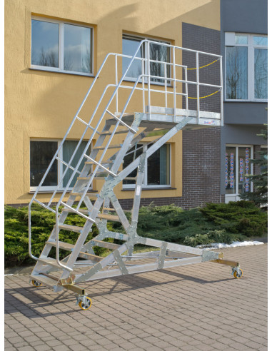 Schody do serwisowania na zewnątrz budynku