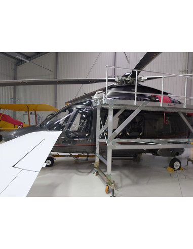 Podest serwisowy przy helikopterze