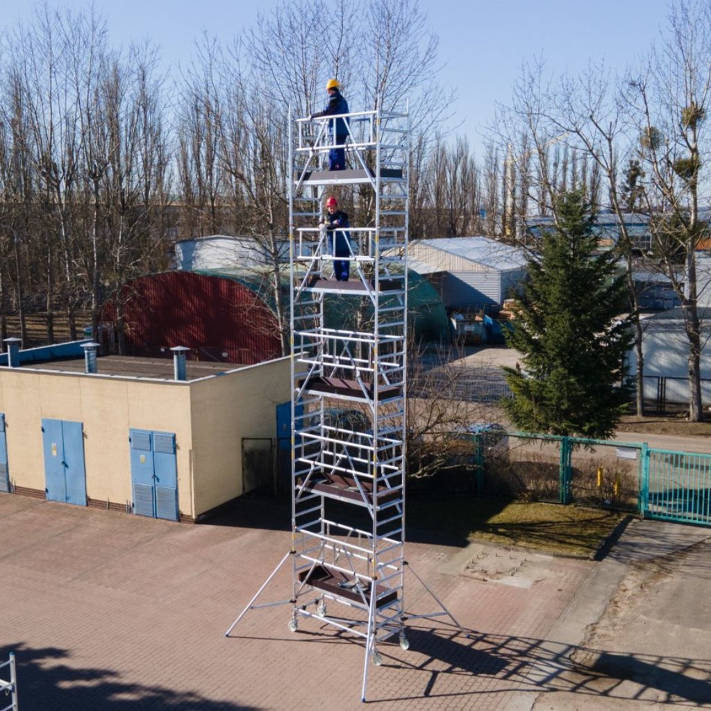 Osoby pracują na rusztowaniu aluminiowym RA 1120